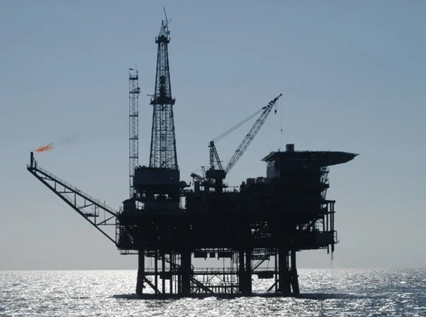 El Brent se corrige tras semanas de escalada, persiste la volatilidad.