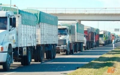 Transportistas argentinos amenazaron cortar puentes en protestas por decreto del Gobierno uruguayo.