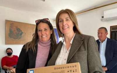 Fueron entregadas computadoras a mujeres rurales.