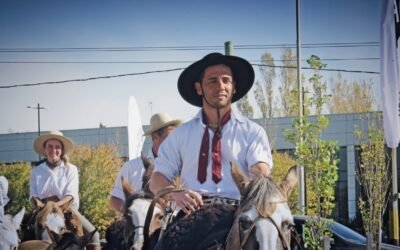 Recorrió 240 km a caballo para recibir su título de Veterinario.