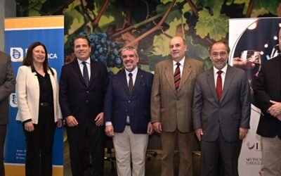 BROU e Inavi firman acuerdo para desarrollar el sector vitivinícola.