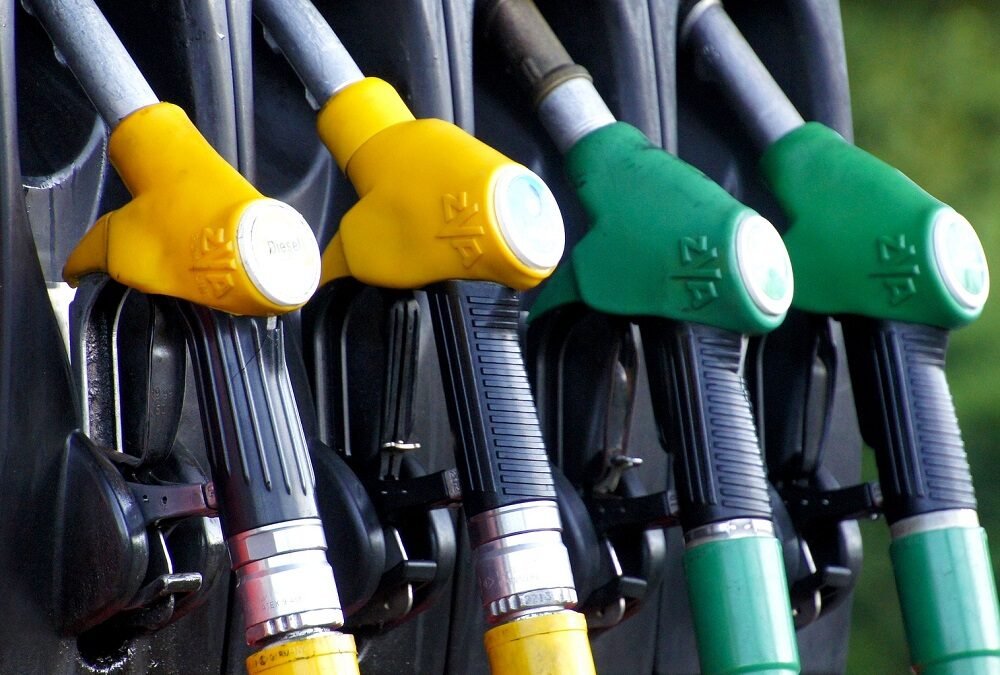 Desde hoy rigen los nuevos precios de los combustibles, las naftas bajaron.
