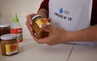 Internos de la cárcel de Durazno llevan adelante un emprendimiento de producción de miel.