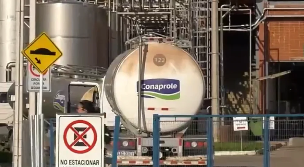 Conaprole y sindicato negocian cambios laborales que pueden impactar en toda la lechería