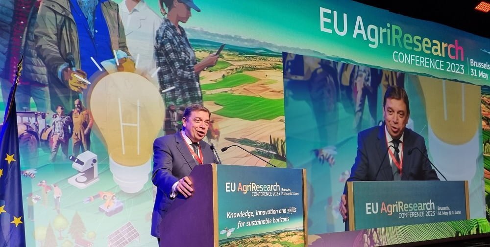Ministro de Agricultura español defiende cultivos transgénicos en cumbre con sus pares de la Unión Europea.