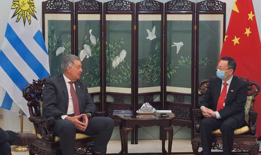 Mattos, Buffa y el embajador chino repasaron los recientes viajes oficiales de Uruguay al país asiático.