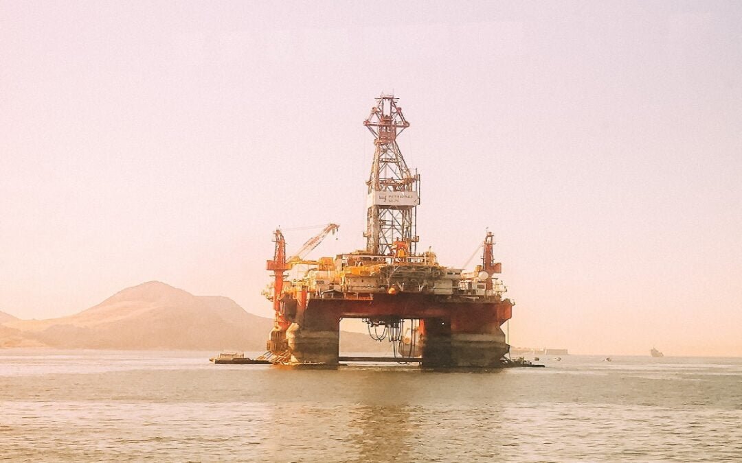 Mayor demanda y menor suministro de petróleo Brent empuja los precios que superarían los US$ 100 en 2024.