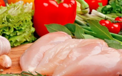 Procesadores avícolas desmienten faltante de cortes y suba sostenida del precio del pollo.