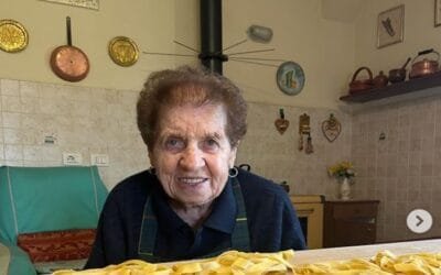 En Italia, abuela de 88 años es furor en TikTok por sus recetas.