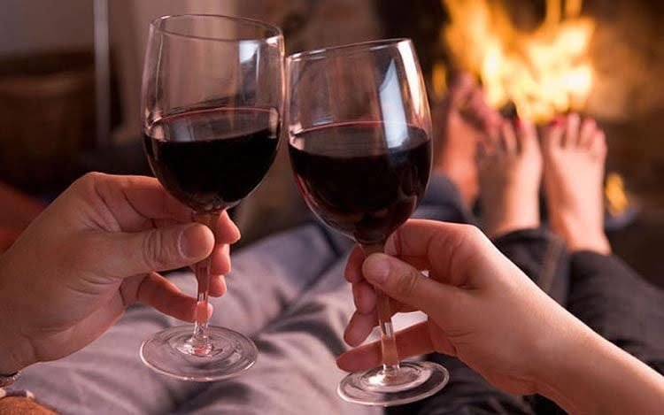 Investigación de la Universidad de Michigan: Las parejas con hábitos similares de consumo de alcohol pueden vivir más tiempo.