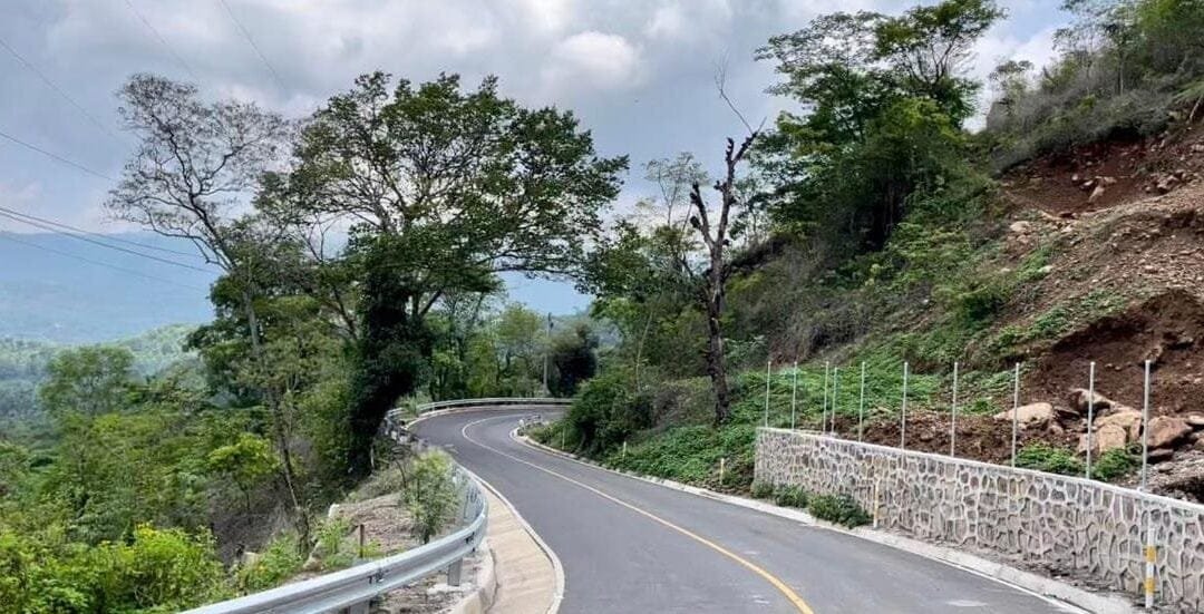 Los caminos rurales ayudan a los agricultores a llevar una vida mejor.