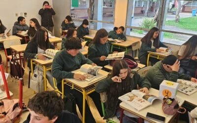 Técnicos del Plan Agropecuario distribuyen el libro “Nuestro Campo”.