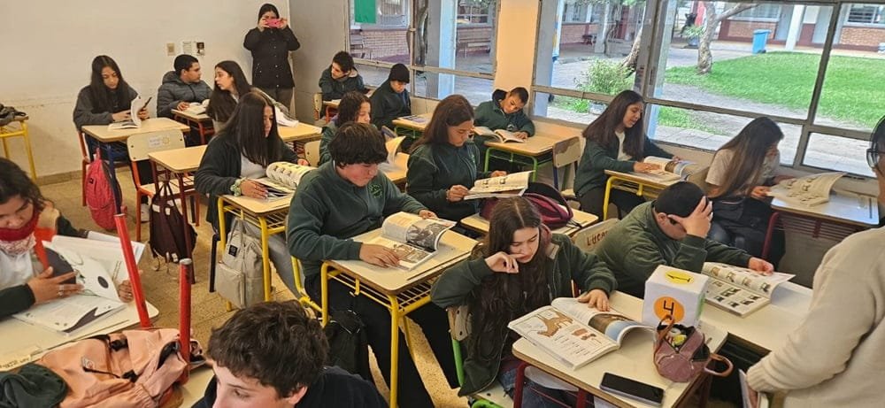 Técnicos del Plan Agropecuario distribuyen el libro “Nuestro Campo”.