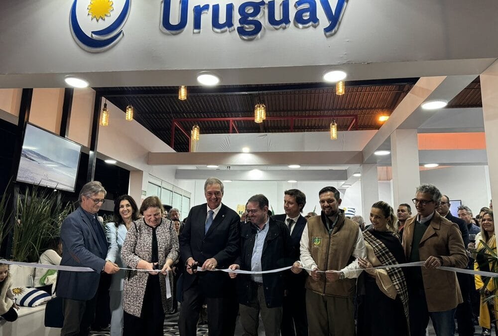 Mattos inauguró stand de Uruguay en Expointer en Brasil.