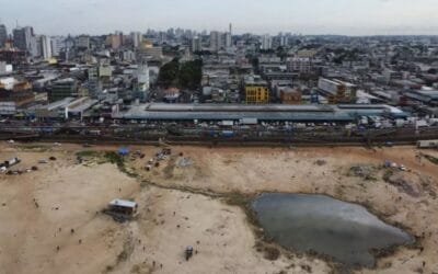 Brasil. Puerto de Manaos con dificultades por bajo nivel de agua.