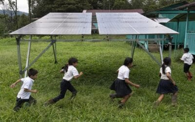 Paneles solares aseguran la llegada del agua en zonas de difícil acceso de Costa Rica.