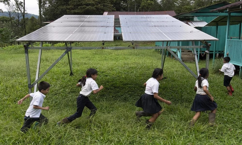 Paneles solares aseguran la llegada del agua en zonas de difícil acceso de Costa Rica.