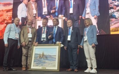 El congreso de avicultura recibió al Dr. Lacalle con un reconocimiento por el apoyo que ha dado al sector