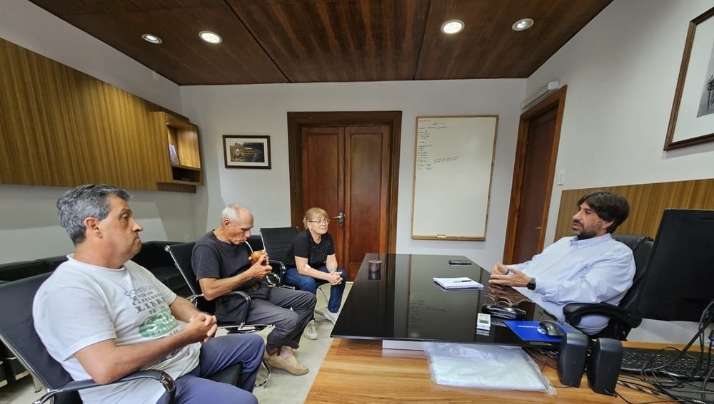 Delegación de la Comisión por un Canelones Libre de Soja Transgénica y en Defensa del Agua visitó al Intendente de Canelones.