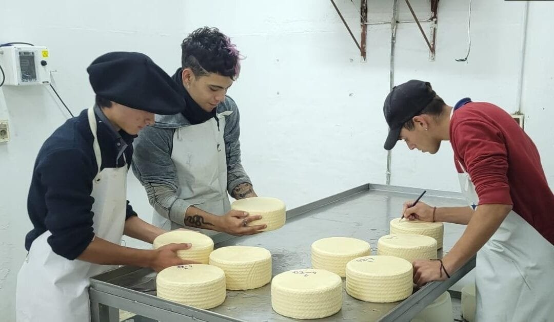 Reabrió planta de elaboración de lácteos en la Escuela Agraria Rocha.