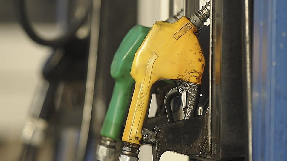 La nafta súper en Brasil cuesta un 40 por ciento más barata que en Uruguay