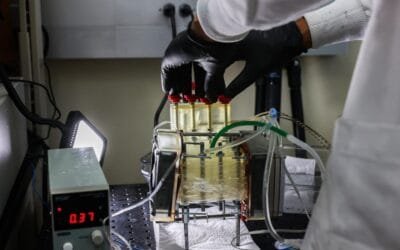 Crean dispositivo que captura agua atmosférica de alto rendimiento en regiones áridas.