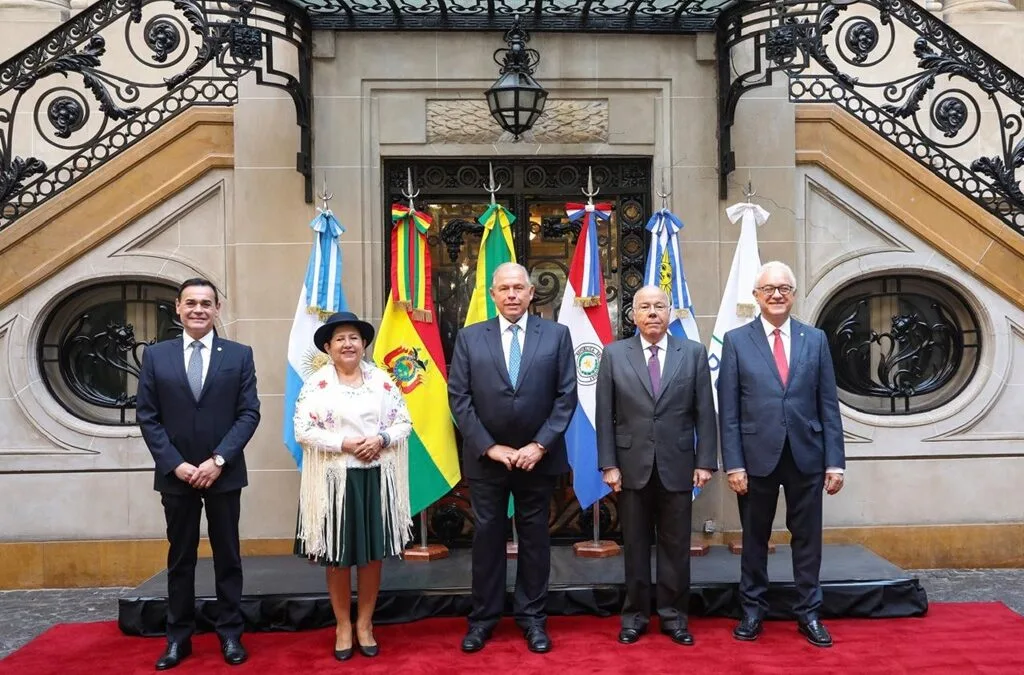Cancilleres del Mercosur se comprometen a profundizar integración regional ante desafíos del comercio global.