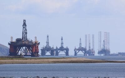 El petróleo debería seguir bajando y reflejarse en el precio de los combustibles.