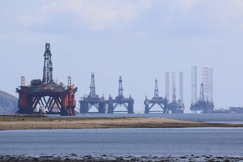 El petróleo debería seguir bajando y reflejarse en el precio de los combustibles.