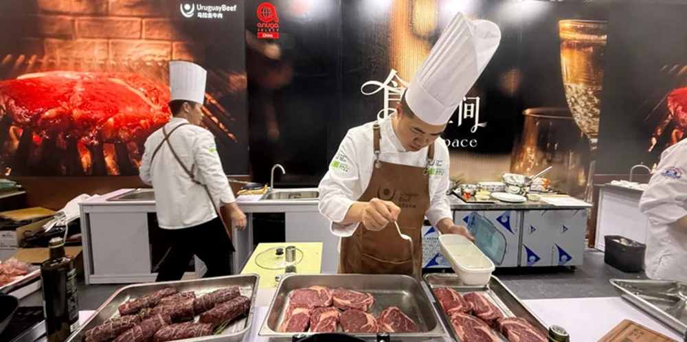 Chefs chinos presentan la carne uruguaya en Shenzen