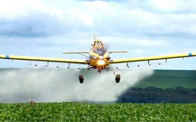 Aviación agrícola: advierten sobre drones pulverizadores y piden marcos regulatorios seguros.