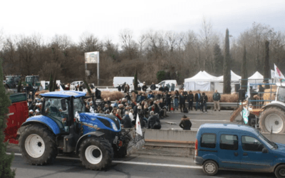 Productores de Lyon -Francia- protestan por la suba del combustible.