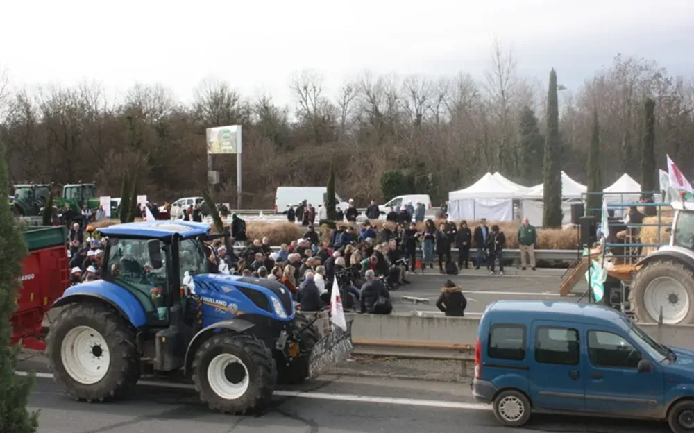Productores de Lyon -Francia- protestan por la suba del combustible.