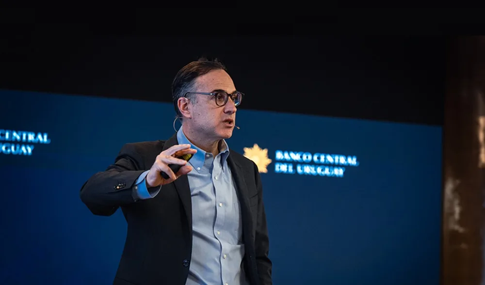 Presidente del BCU reunió a la banca para impulsar el peso uruguayo en ahorro e inversión.