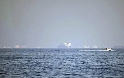 Interminable caravana de buques llenos de petróleo iraní navega sin rumbo en alta mar porque nadie quiere comprárselo.