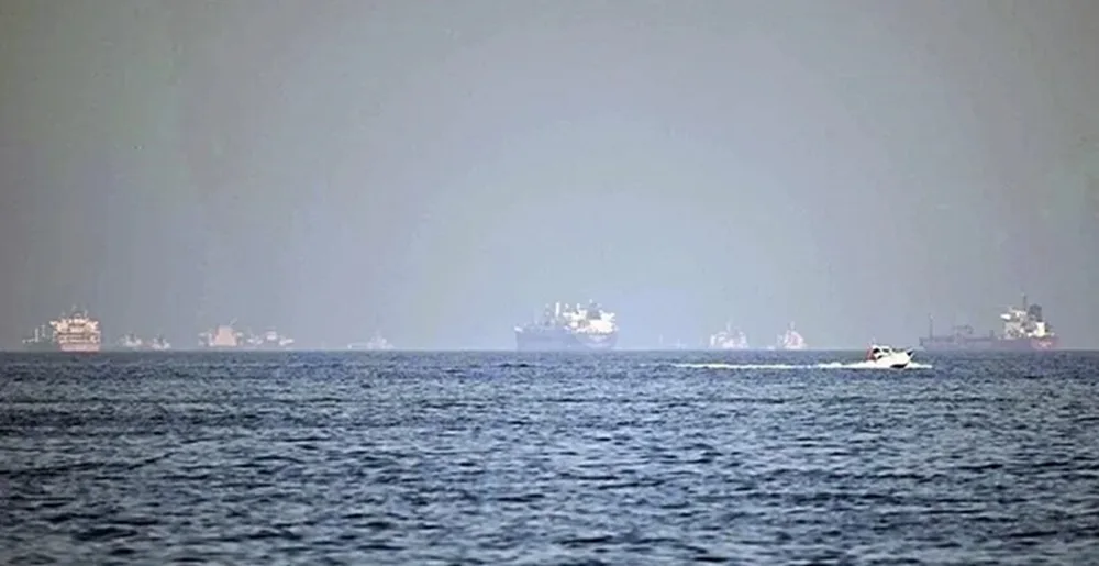 Interminable caravana de buques llenos de petróleo iraní navega sin rumbo en alta mar porque nadie quiere comprárselo.