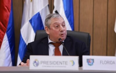 En el Congreso de Intendentes, Orsi se refirió a los desafíos climáticos y la caminaría rural.