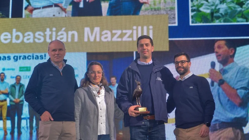 Sebastián Mazzilli, director del Sistema Agrícola-Ganadero de INIA, recibió el Premio Tero 2026.