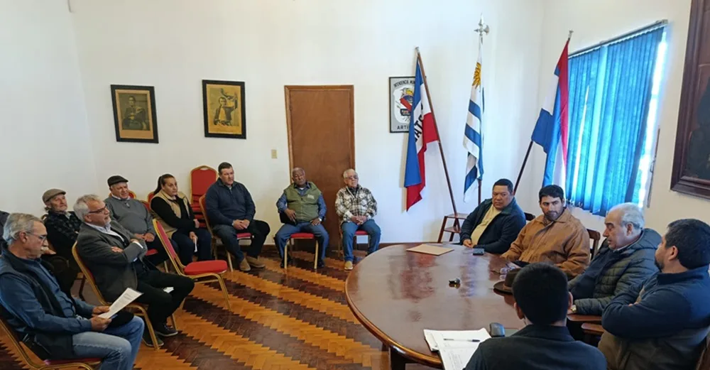 Perros, garrapata, costos de medicamentos y acceso a la tierra: los planteos a Fratti en Artigas.