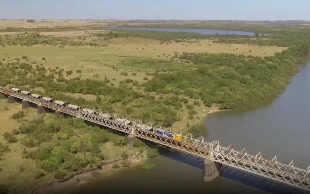 Estrategia logística. Trabajos en el puente ferroviario sobre el río Negro unirá Rivera con el puerto de Montevideo.